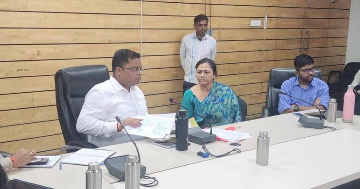 इंदौर- सीएम हेल्पलाइन के प्रकरणों में लापरवाही पर पाँच अधिकारी-कर्मचारियों पर कार्रवाई