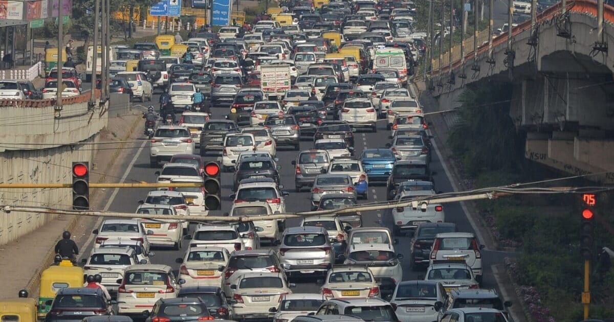Delhi-NCR Traffic: दिल्ली, नोएडा, गुरुग्राम में जमीन से आसमान तक आफत, कार-बाइक से प्लेन तक की रफ्तार पर ब्रेक