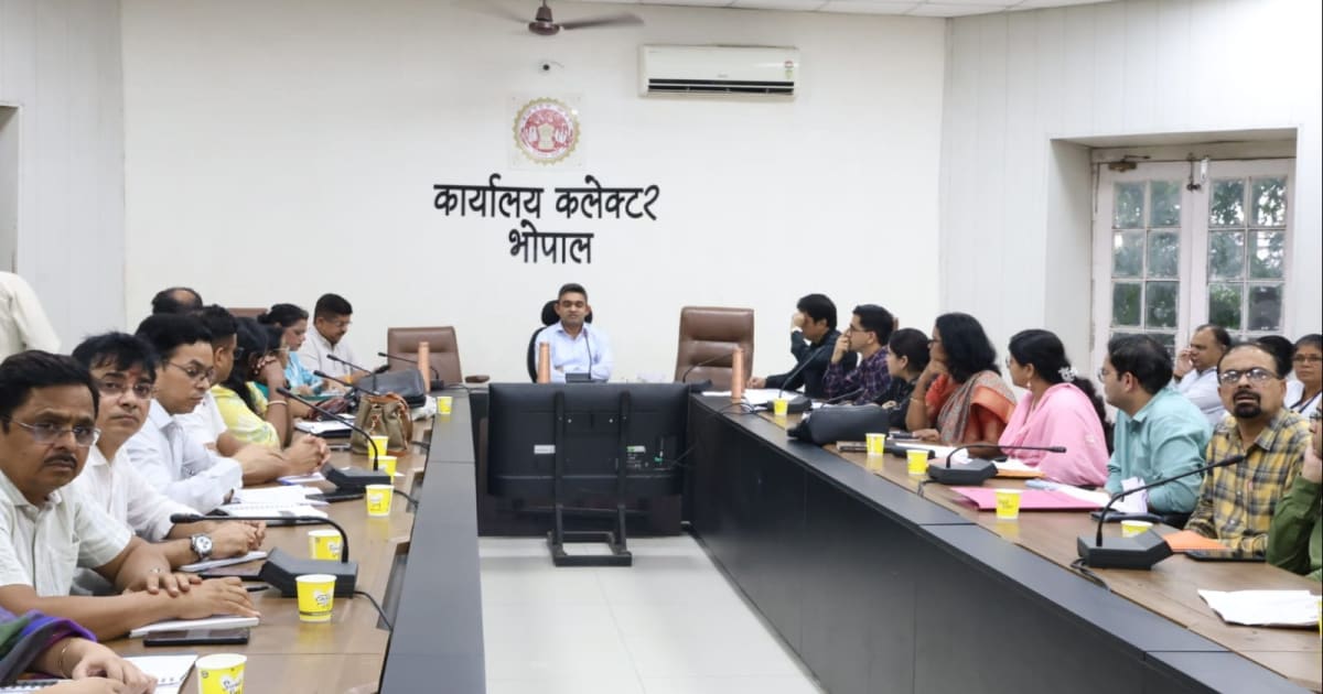 भोपाल - जनविश्वास अभियान में स्वास्थ्य-पोषण सेवाओं की 100% डिलीवरी सुनिश्चित करें: कलेक्टर मिश्रा
