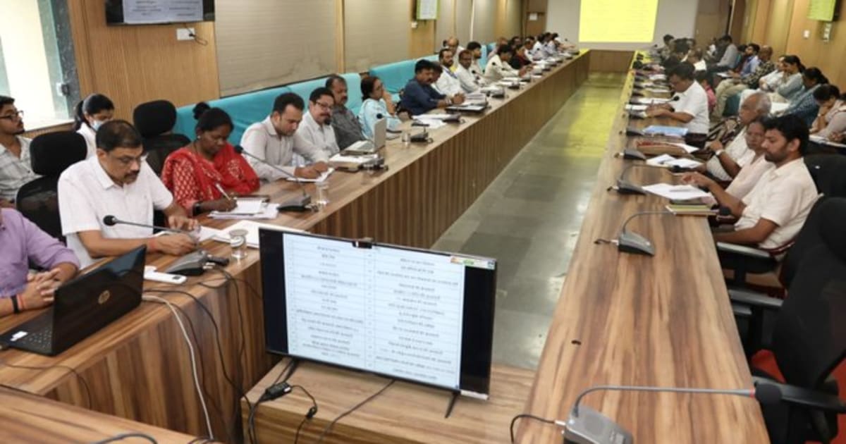 नरसिंहपुर- जल भराव वाले क्षेत्रों में तत्काल कार्रवाई करें, सूचना तंत्र मजबूत रखें : कलेक्टर