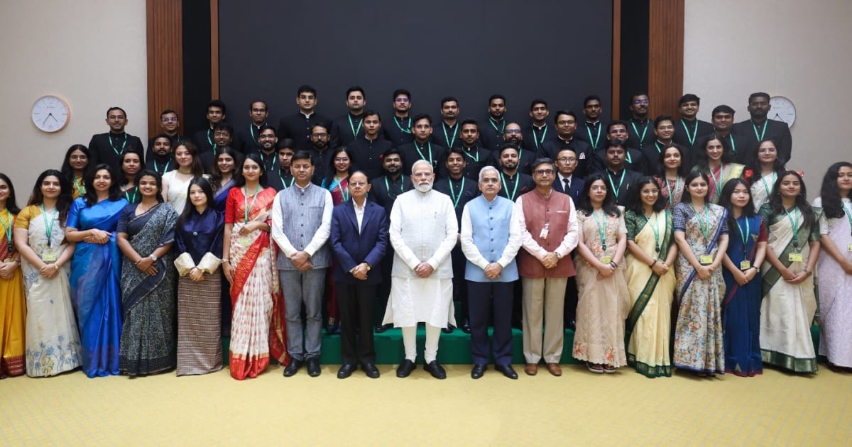 पीएम मोदी ने IFS के 2025 बैच से किया संवाद
