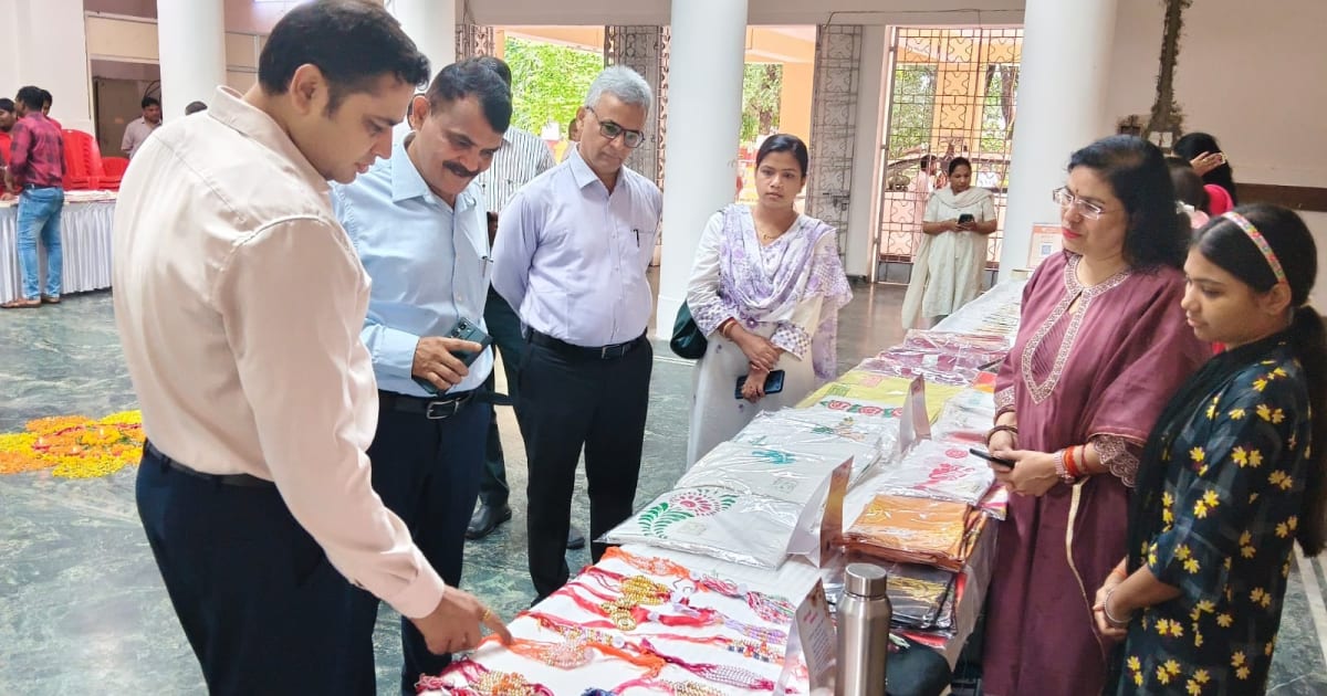 जबलपुर कलेक्ट्रेट में बच्चों की बनाई राखियों की प्रदर्शनी, कलेक्टर ने बढ़ाया हौसला