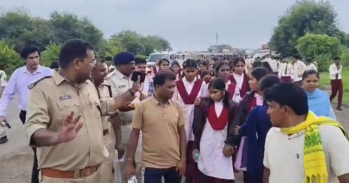 जेन अल्फा प्रोटेस्ट: कलेक्टर से मिलने पैदल निकले छात्र, बोले- गूगल पर दुनिया देखते हैं