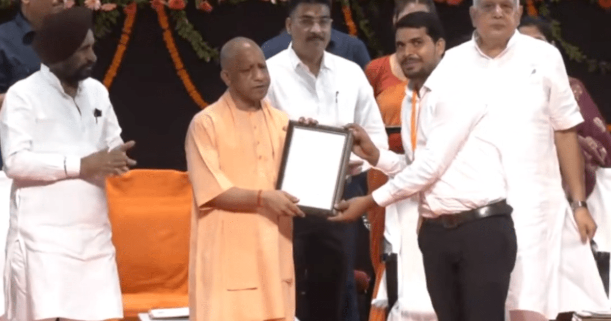 UP में 3,572 युवाओं को नौकरी, CM योगी ने सौंपे नियुक्ति पत्र