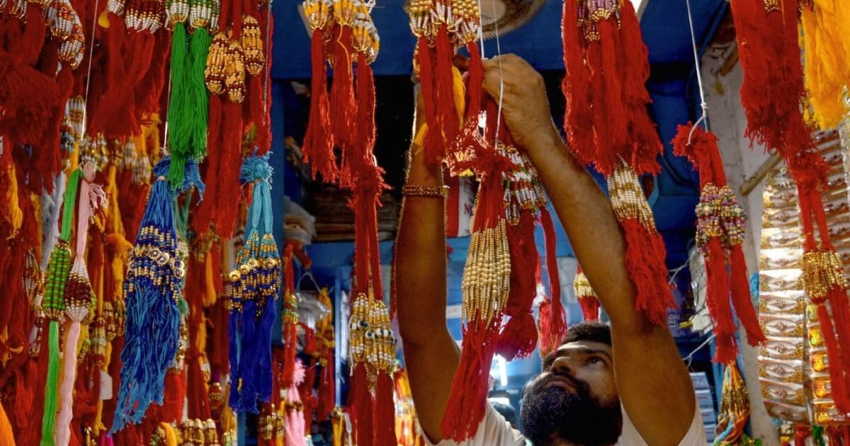 Rakshabandhan Special : कलाई पर सजेगी ‘विकसित भारत’ और ‘मोदी गारंटी’ वाली राखियां, एक दिन 25 हजार करोड़ का कारोबार