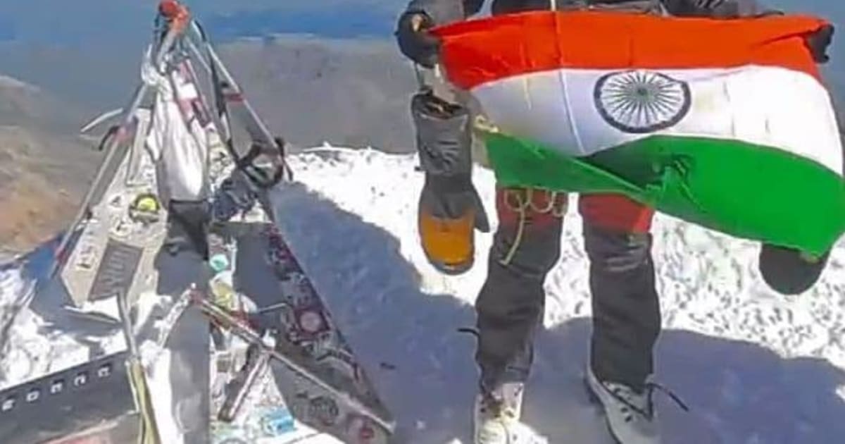 भोपाल - मध्यप्रदेश पुलिस की महिला आरक्षक वर्षा पटेल ने यूरोप की सर्वोच्च चोटी माउंट एल्ब्रुस पर फहराया तिरंगा