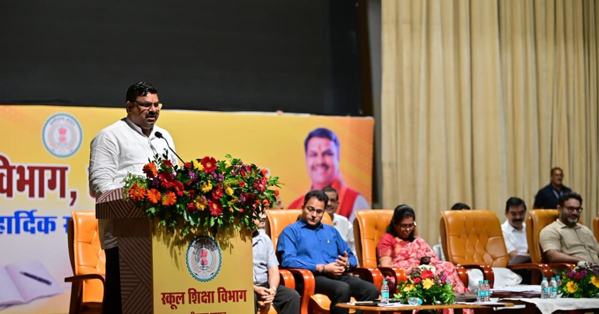 सिर्फ ऑनलाइन अटेंडेंस के लिए स्कूल न आएं शिक्षक, बच्चों को नहीं पढ़ाया तो होगी कार्रवाई: गजेंद्र यादव
