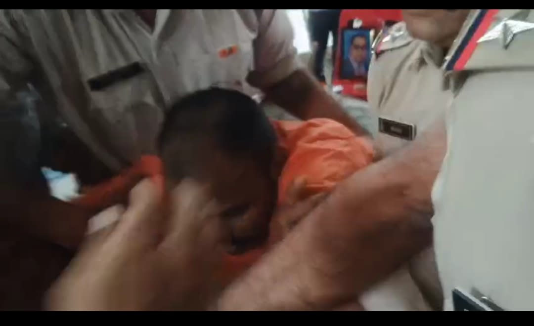 नीलम पार्क में शिक्षक आंदोलन पर पुलिस की सख्ती, 5 दिन के निर्जल अनशन के बाद नरेंद्र सिंह राजपूत को जबरदस्ती अस्पताल पहुंचाया, देखें वीडियो