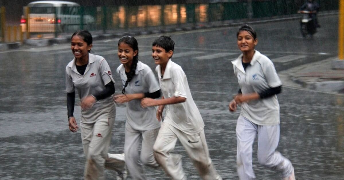 बादलों भरी सुबह, मौसम भी कूल, आज दिल्ली-नोएडा में कैसी होगी बारिश? ट्रैफिक का हाल भी जान लें