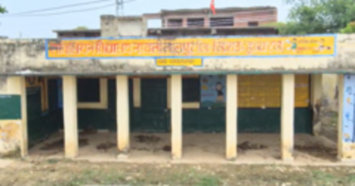 यूपी के स्कूलों की 'बदहाली' दिखाने वालों पर एफ़आईआर और गिरफ़्तारियां