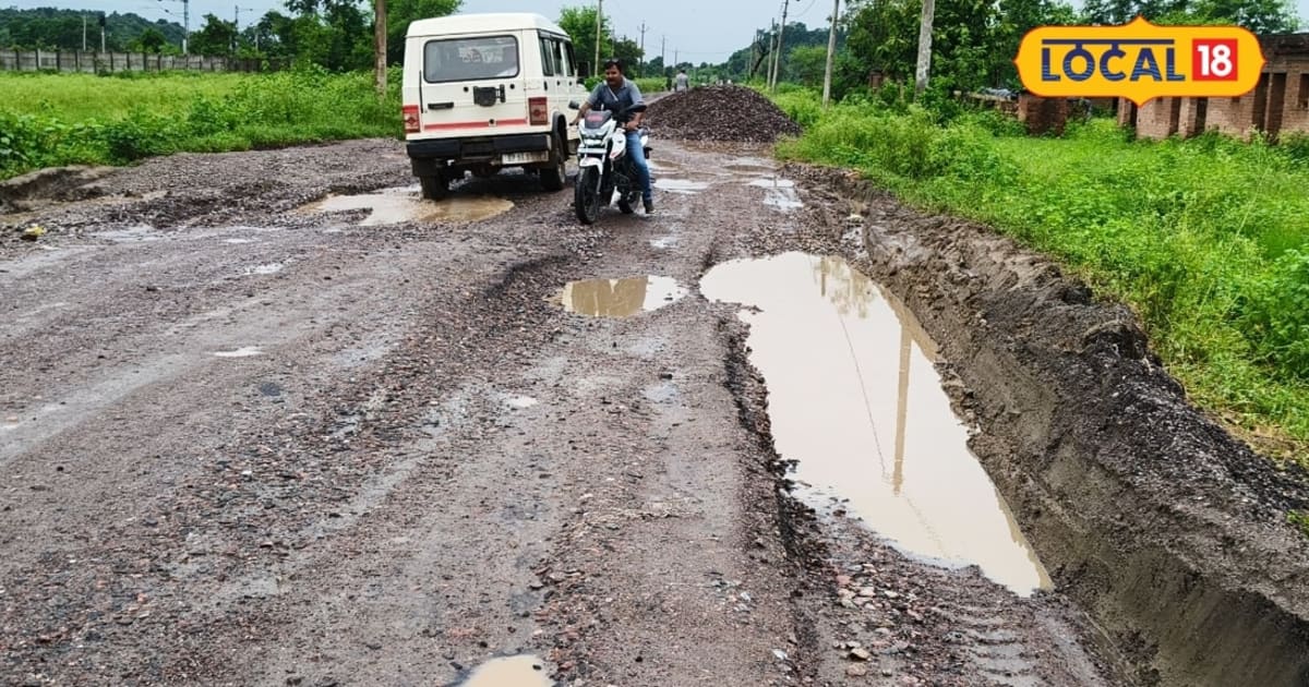 चित्रकूट के मानिकपुर-सतना मुख्य मार्ग की हालत खस्ता, सड़क से ज्यादा रोड पर गड्ढा, वाहन चलानें में समस्या, दुर्घटना होने का खतरा
