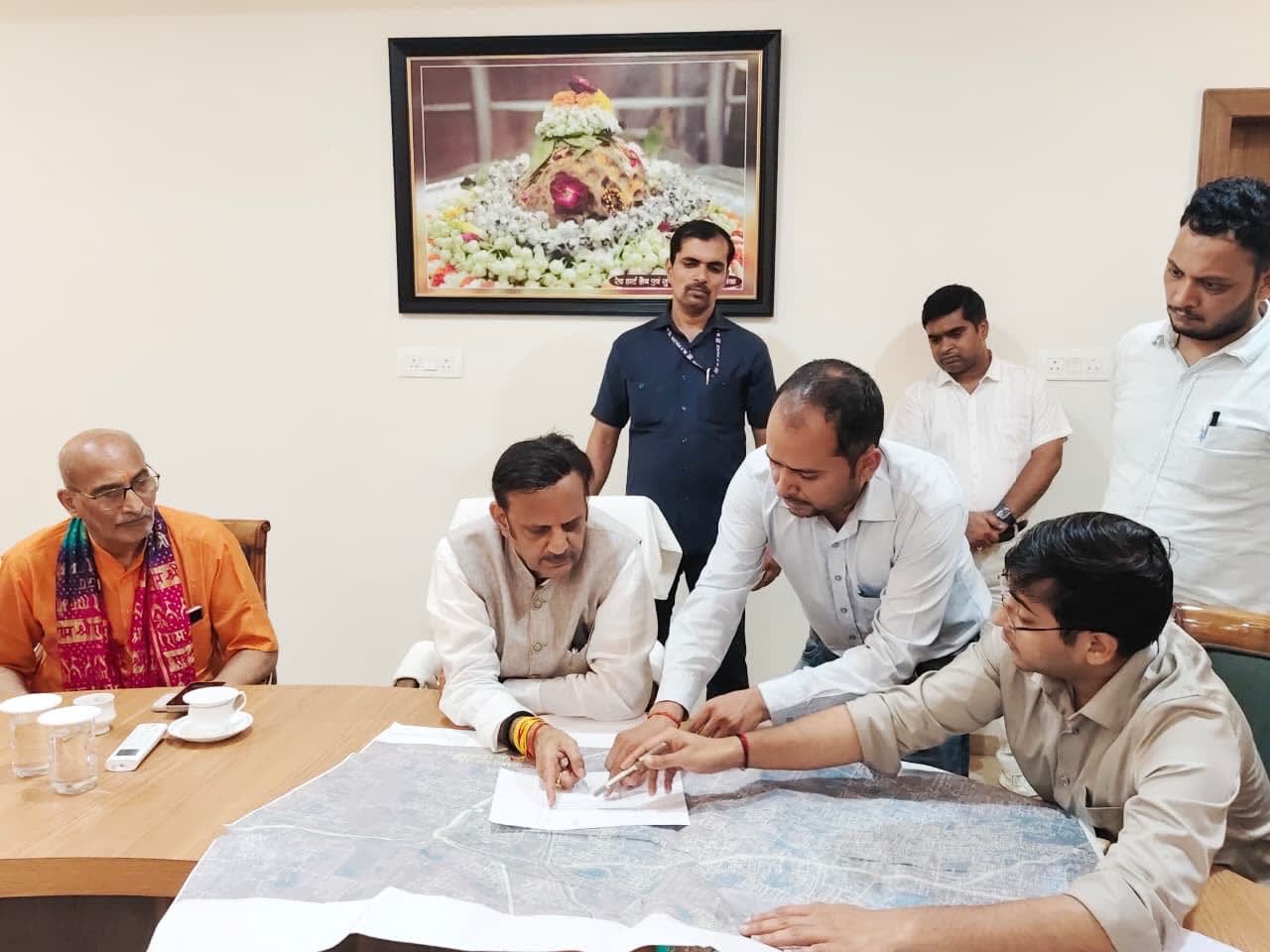 अधिकारियों को निर्देश देते उपमुख्यमंत्री