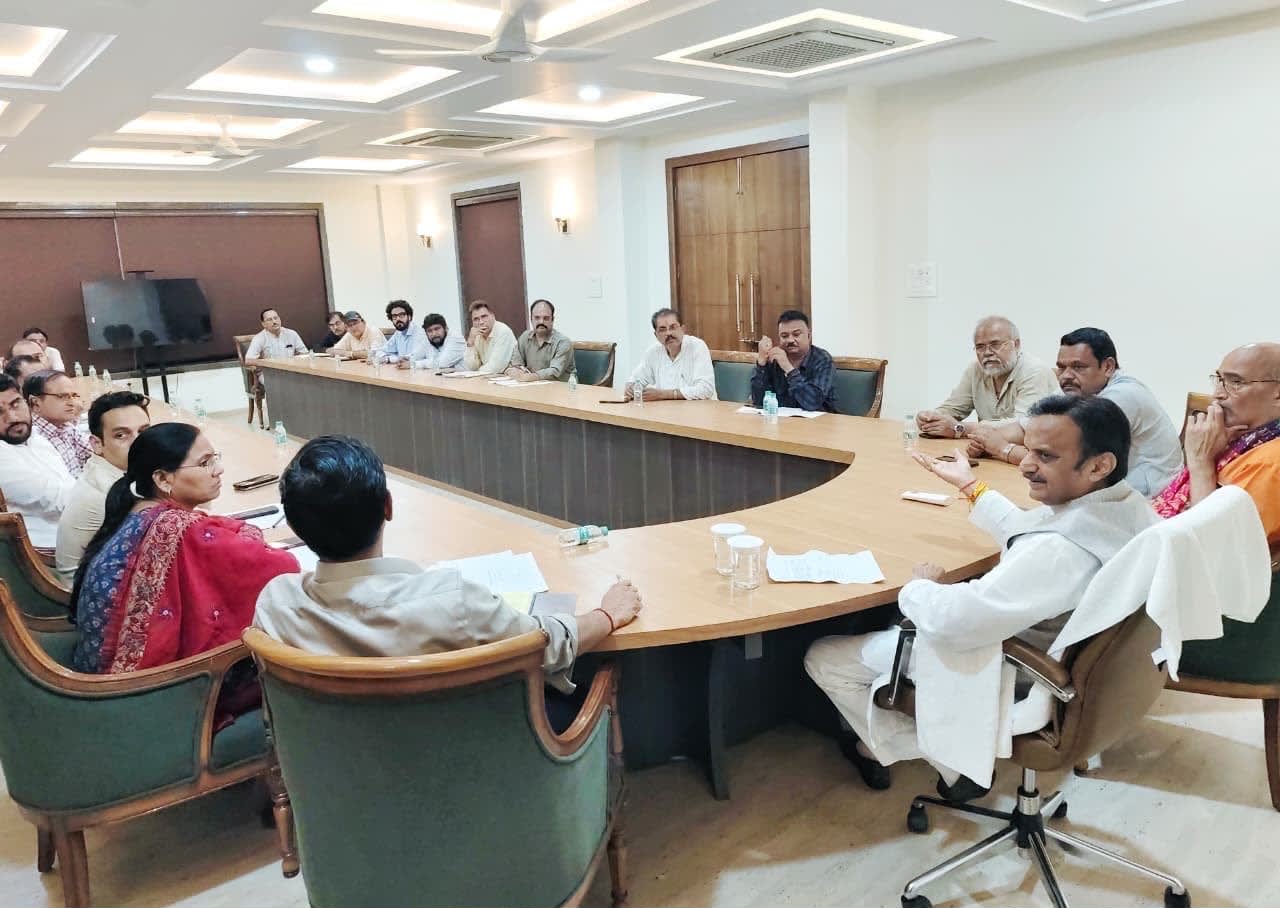 बैठक में चर्चा करते उपमुख्यमंत्री