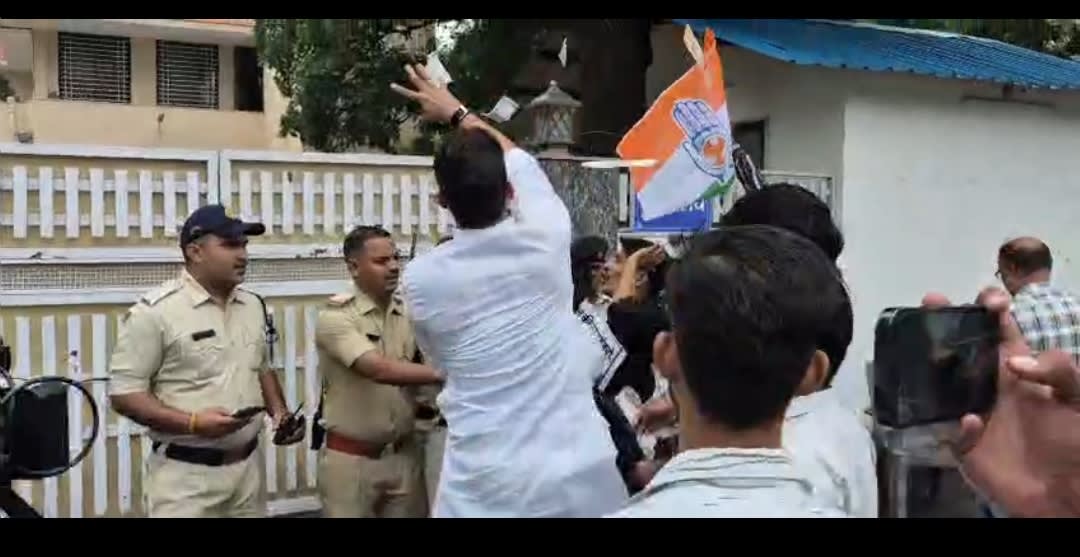 600 करोड़ की कथित वित्तीय गड़बड़ी पर यूथ कांग्रेस का प्रदर्शन, नोट उड़ाकर वित्त मंत्री जगदीश देवड़ा के इस्तीफे की मांग, देखें वीडियो