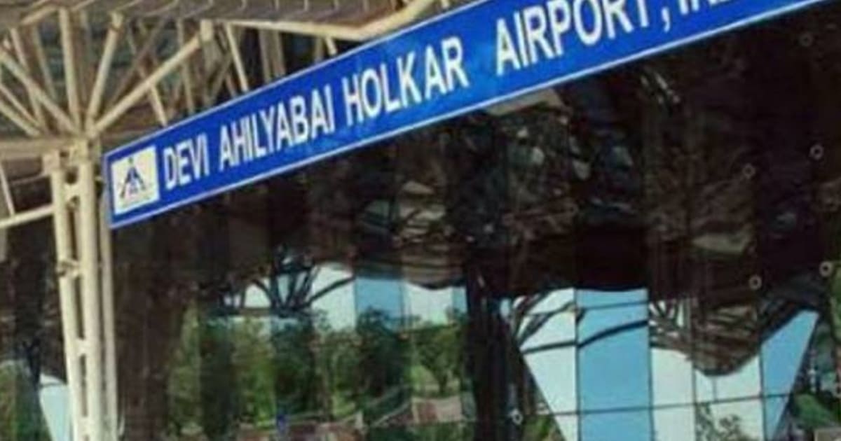 एयर इंडिया की दिल्ली-इंदौर फ्लाइट 3 घंटे से ज्यादा लेट:AC भी खराब, गर्मी से यात्रियों का हाल बेहाल; पैंफलेट से हवा करना पड़ी
