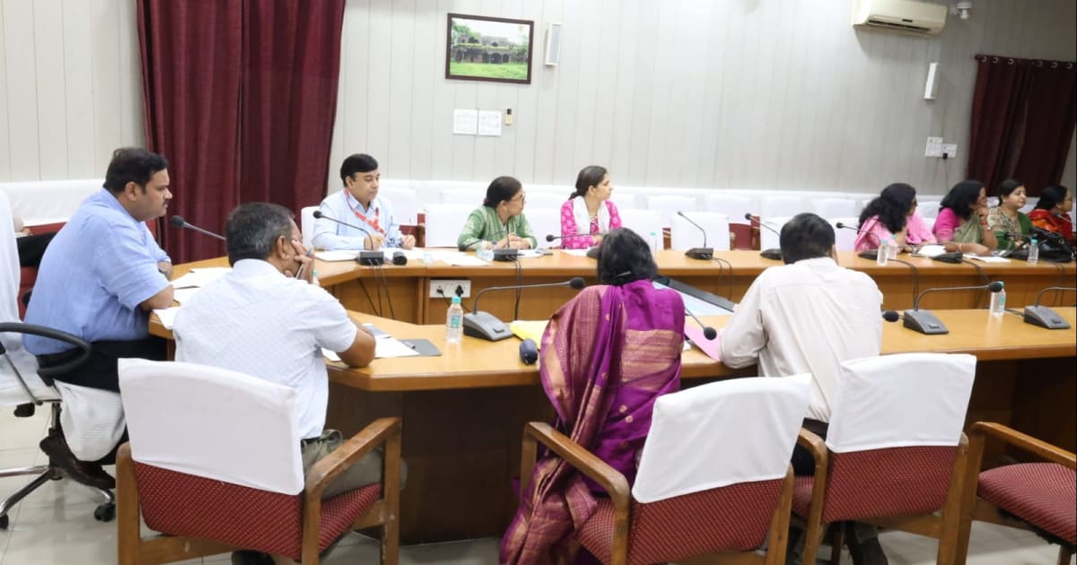 भोपाल - कुपोषण के खिलाफ युद्ध स्तर पर करें प्रयास, संभागायुक्त कर्मवीर शर्मा ने दिए निर्देश