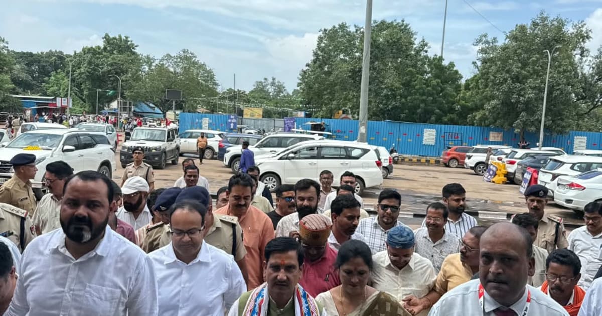 बिलासपुर-येलहनका साप्ताहिक नियमित रेल सेवा को दिखाई गई हरी झंडी