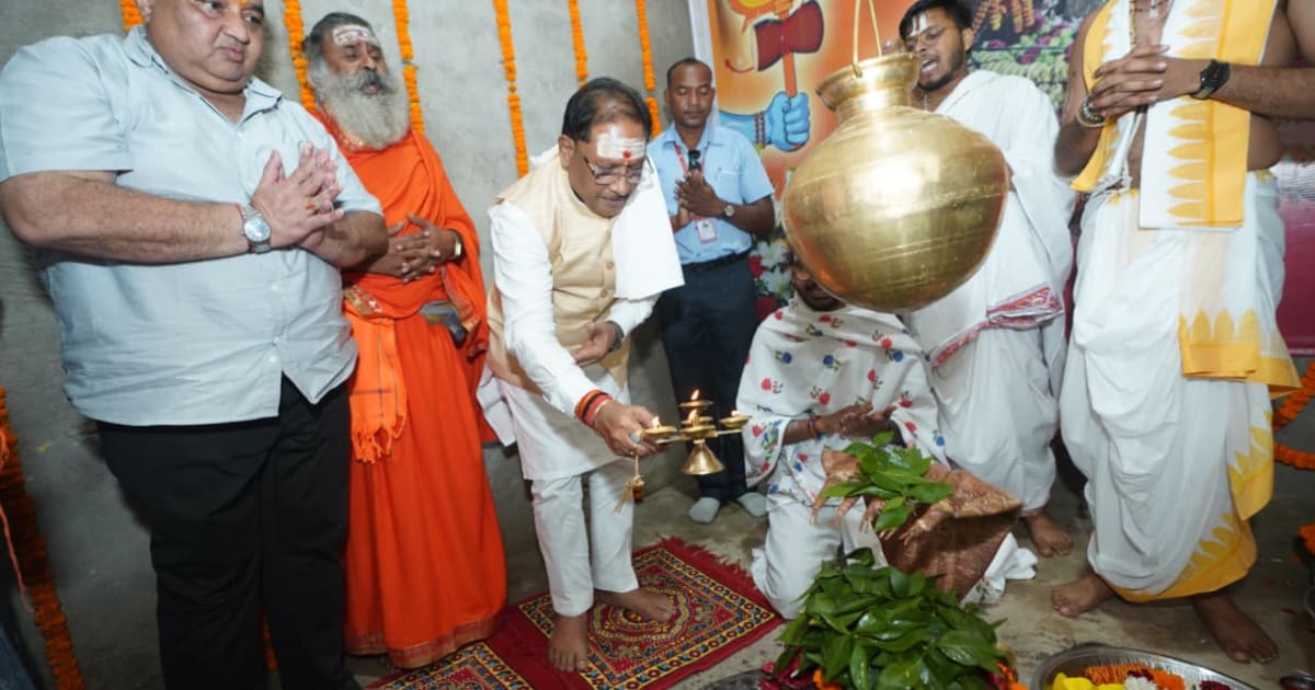 मुख्यमंत्री श्री साय ने बाबा कर्मेश्वर का किया रुद्राभिषेक