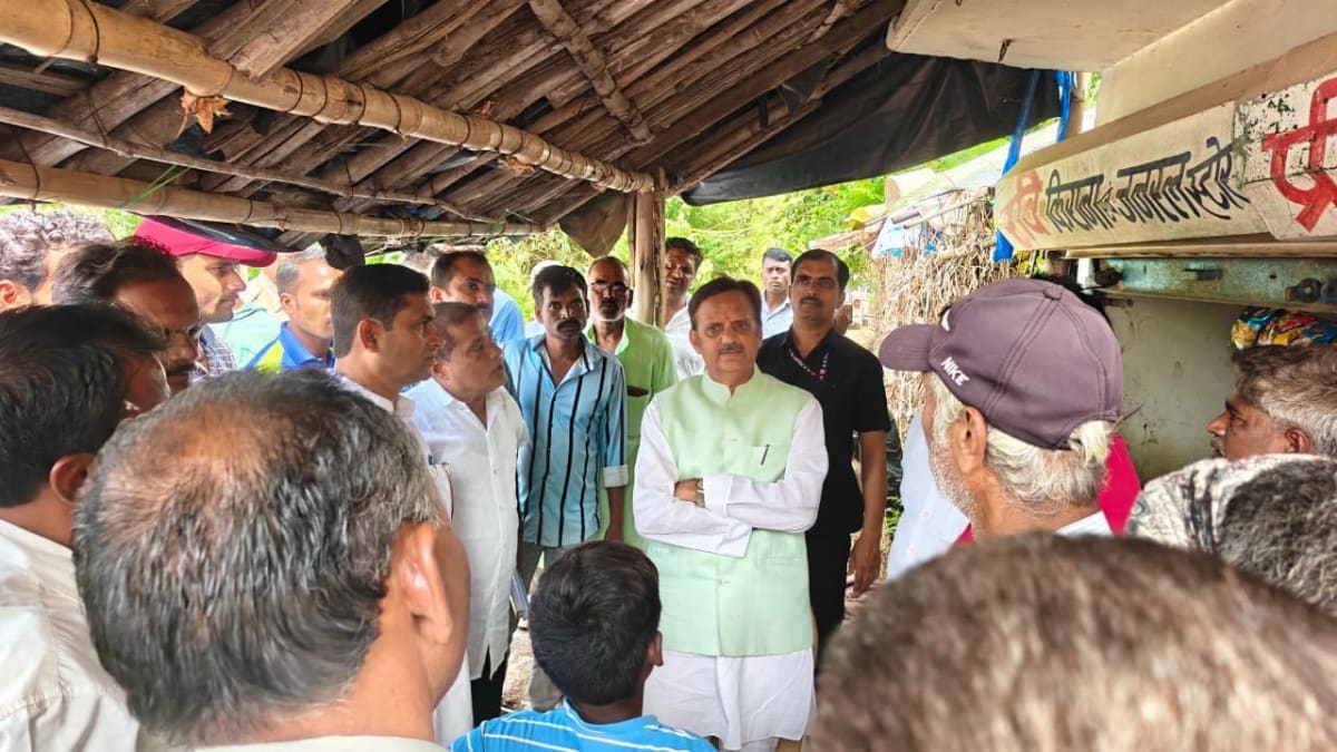 बाढ़ प्रभावित क्षेत्रों में लगातार ग्राउंड जीरो पर उप मुख्यमंत्री राजेंद्र शुक्ल, ग्रामीणों से किया आत्मीय संवाद और जमीनी निरीक्षण