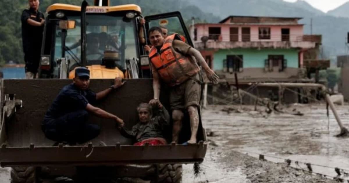 मौत को छूकर वापस आया: हर तरफ थी तबाही, नेपाल बाढ़ में बह रहा था मजदूर...कैसे आम के पेड़ ने बचा लिया?