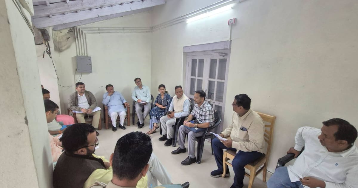 कैबिनेट मंत्री धन सिंह रावत ने वन भूमि मामलों के शीघ्र निस्तारण और सड़क कार्यों में तेजी के दिए निर्देश