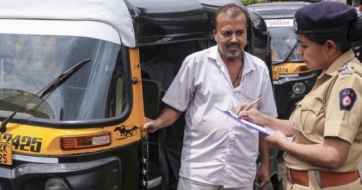 महाराष्ट्र के गैर मराठी ऑटो और टैक्सी वालों के लिए बड़ी खबर, सीएम देवेंद्र फडणवीस ने दी एक साल की मोहलत