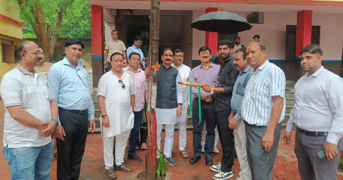 गुना - जिला स्तरीय “एक राखी–एक संकल्प, एक राखी–एक रिश्ता : पेड़ को राखी, प्रकृति से भाईचारा” कार्यक्रम आयोजित
