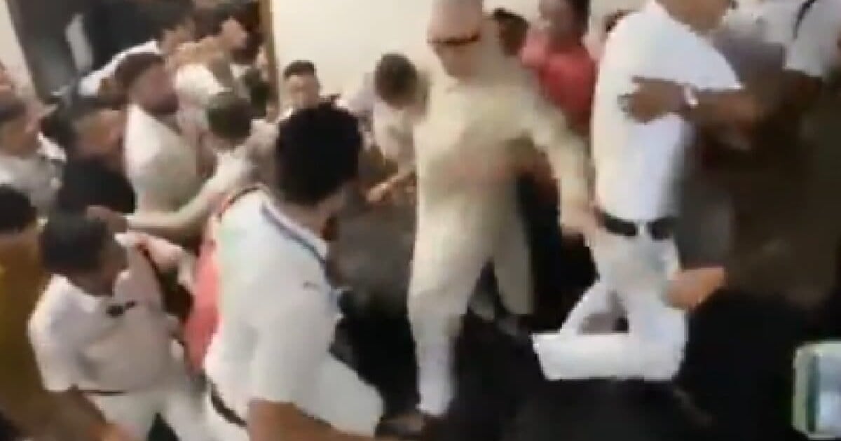 TMC दफ्तर के ऊपर लगा बोर्ड हटाने पहुंचा निगम, धक्का-मुक्की में डेरेक ओ’ब्रायन फिसले, कोलकाता में गदर