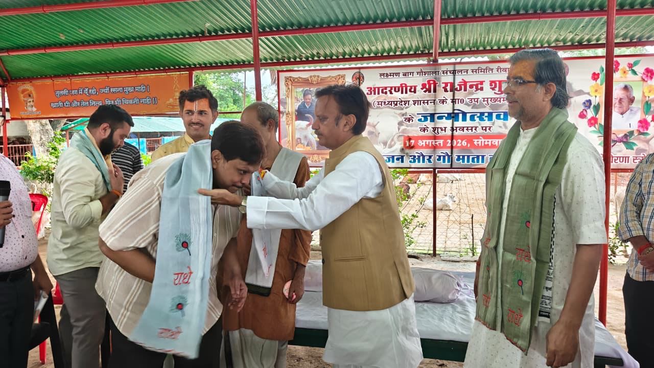 गौसेवकों को सम्मानित करते उपमुख्यमंत्री