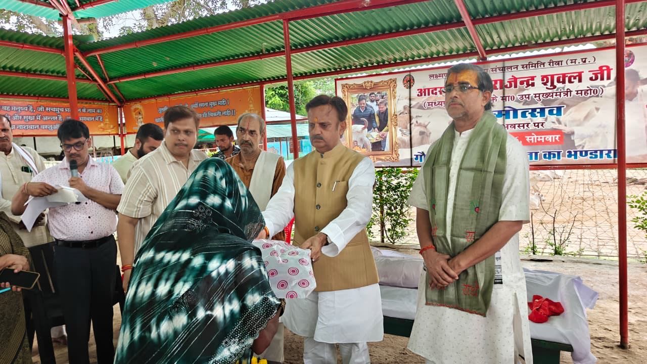गौसेवकों को सम्मानित करते उपमुख्यमंत्री