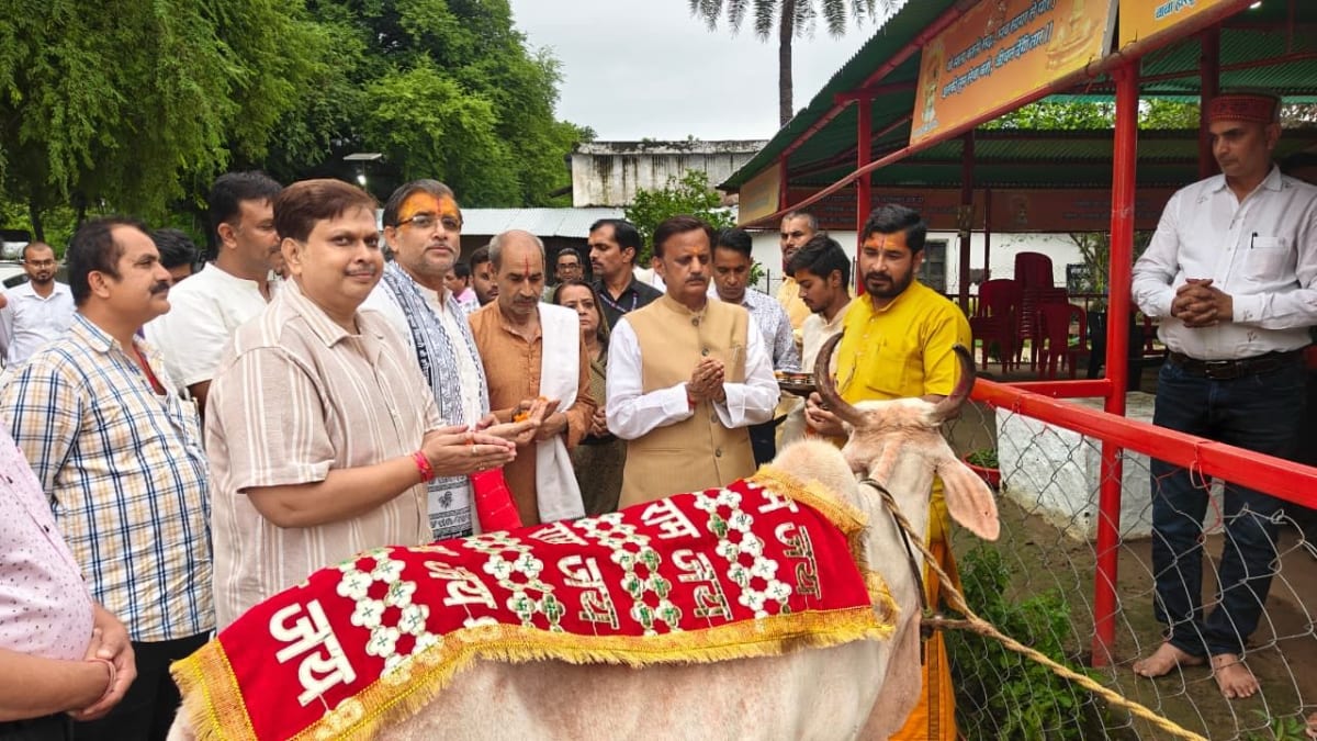गौसेवा के समर्पण को नमन: उप मुख्यमंत्री राजेंद्र शुक्ल ने जान जोखिम में डालकर गौवंश की रक्षा करने वाले गौसेवकों को किया सम्मानित