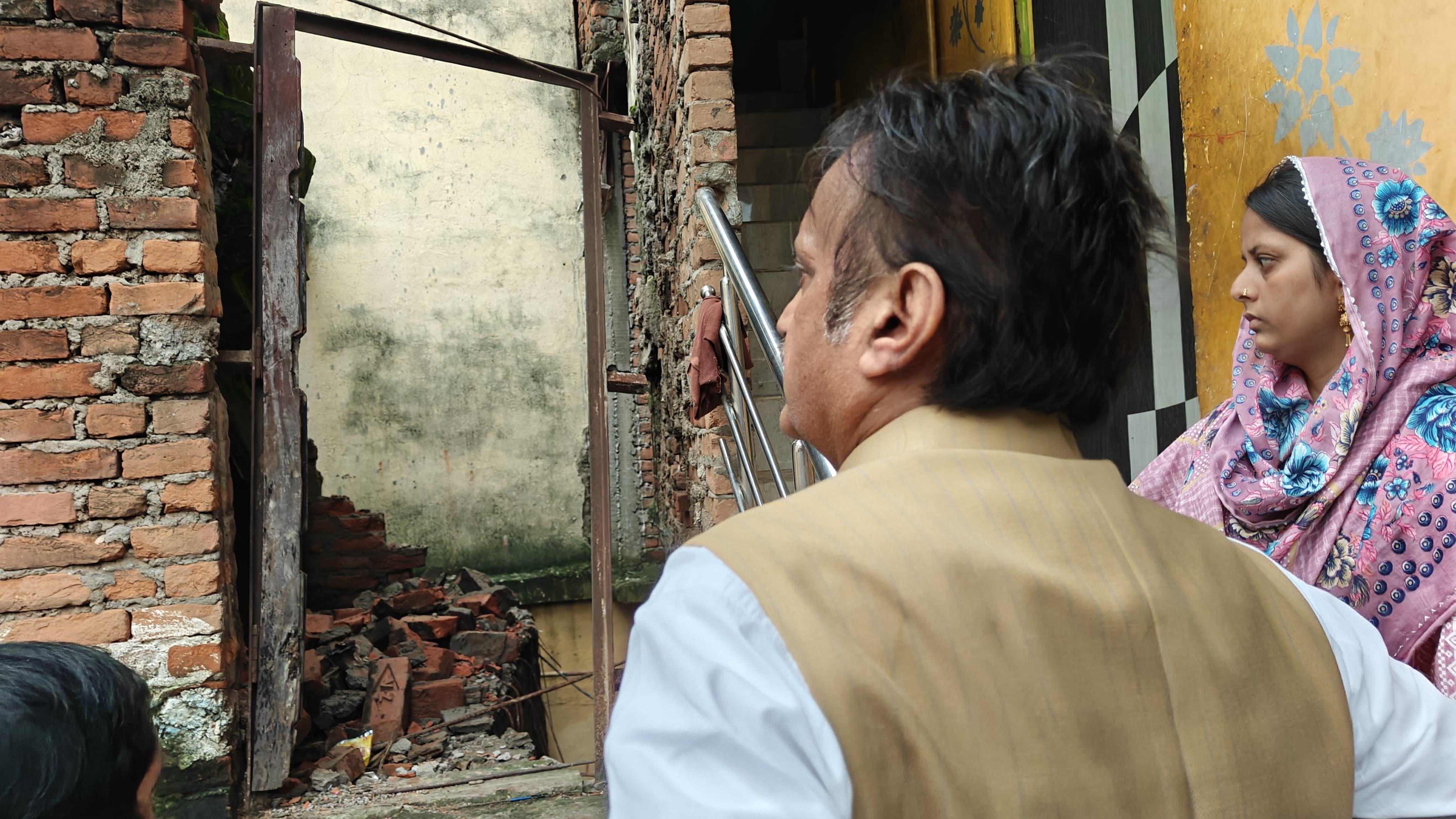 पीड़ित परिवार के नुकसान का जायज़ा लेते उपमुख्यमंत्री