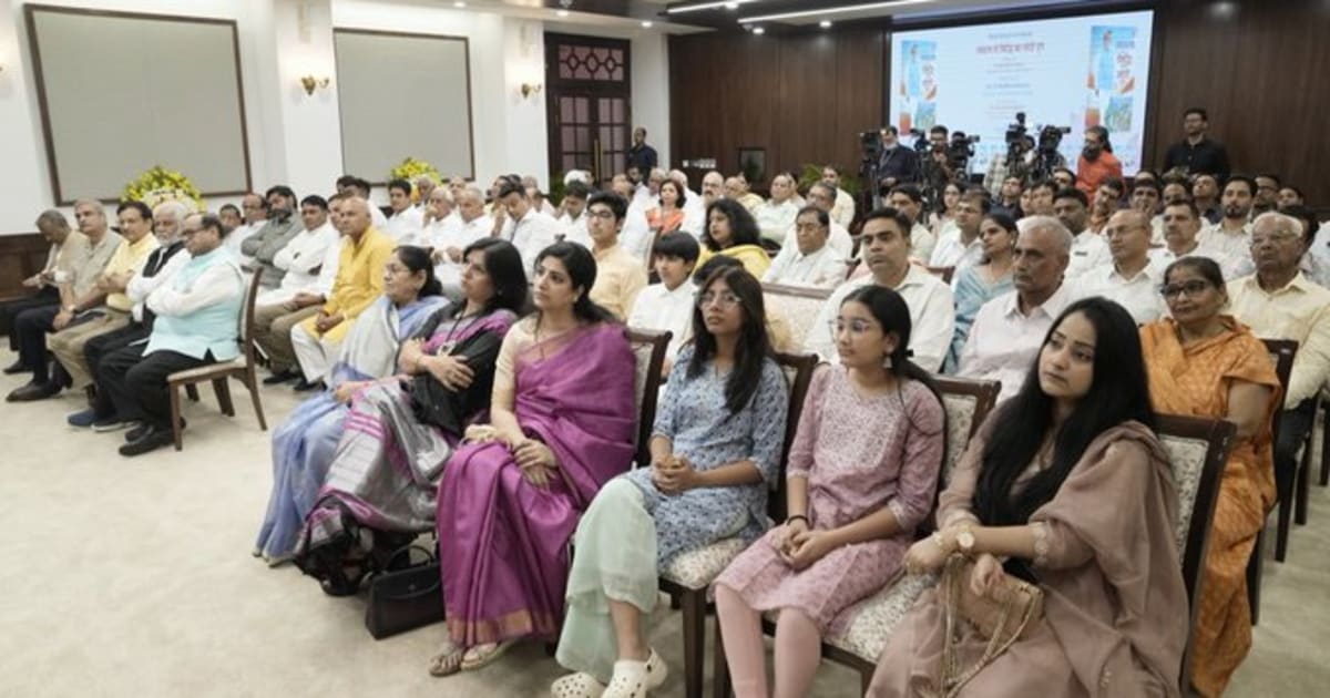 उपराष्ट्रपति ने घनश्याम तिवारी की पुस्तक 'संकल्प से सिद्धि का मोदी युग' का विमोचन किया