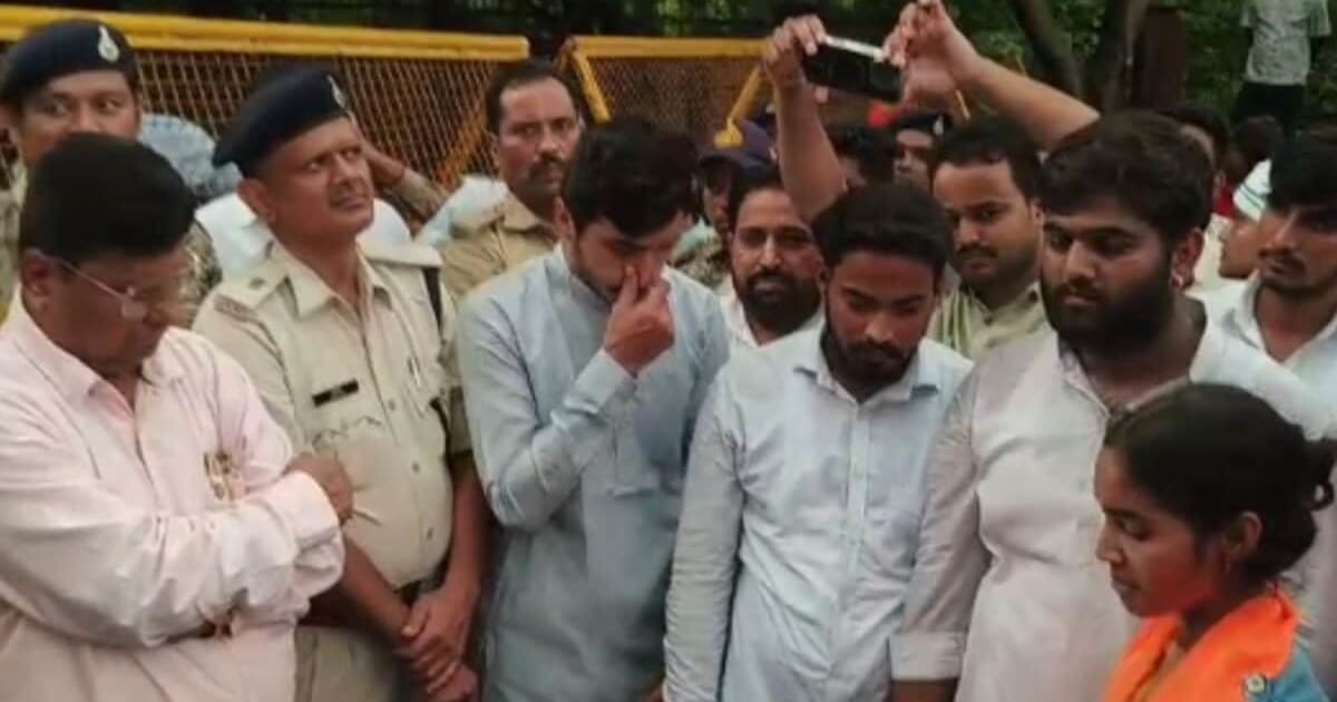 एमपी में ABVP क्यों कर रही प्रदर्शन? इंदौर में बैरिकेड तोड़े और ग्वालियर में जमकर नारेबाजी