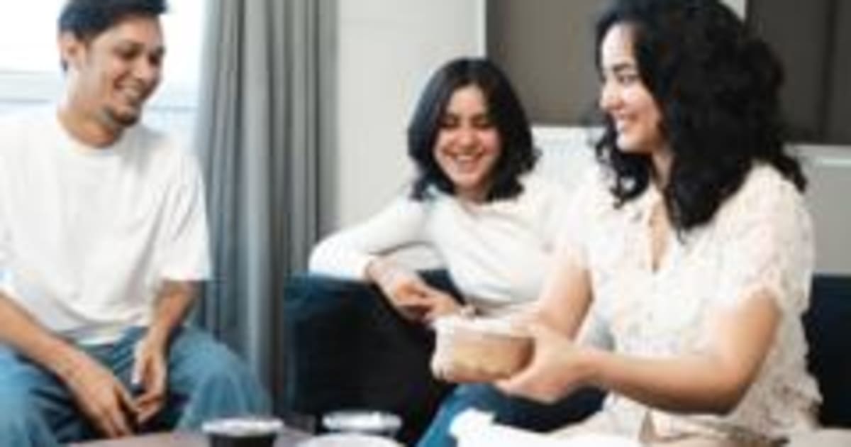 क्या आप अकेले खाना खाते हैं, जानिए साथ बैठकर खाने के फ़ायदे