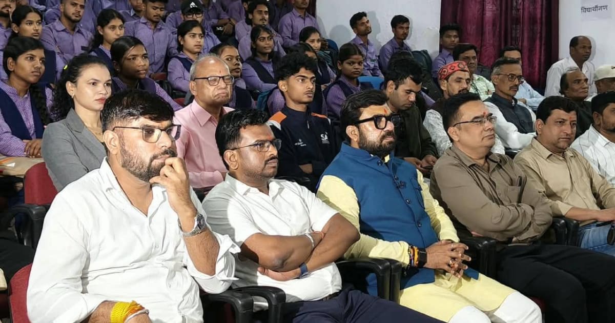 छिंदवाड़ा- प्रधानमंत्री कॉलेज ऑफ एक्सीलेंस में सुना गया खेलो इंडिया संवाद के तहत प्रधानमंत्री श्री मोदी का संदेश