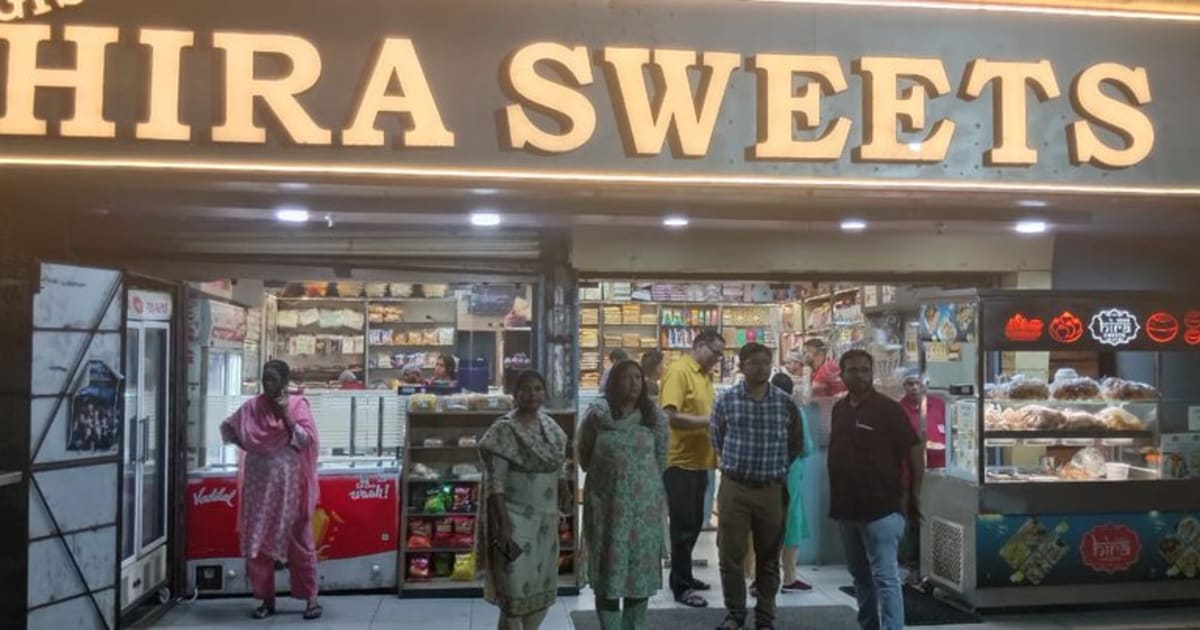 जबलपुर- राजस्व एवं खाद्य सुरक्षा अधिकारियों ने आकस्मिक निरीक्षण कर लिए मिठाई के नमूने