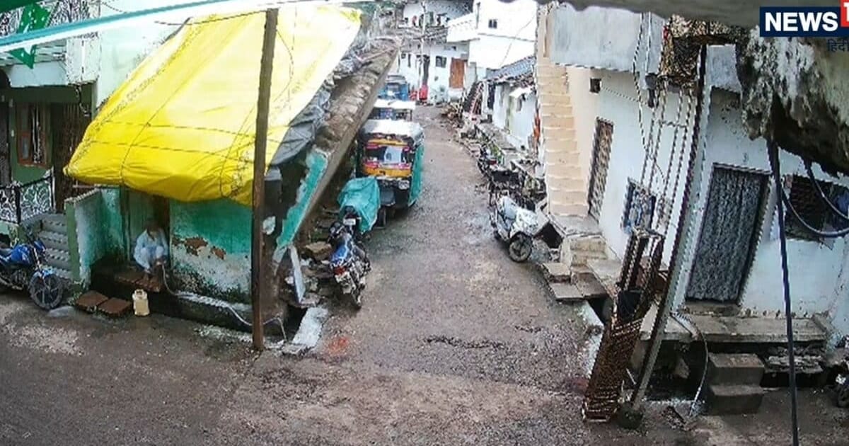 100 साल पुराना जर्जर मकान गिरा, ऑटो-बाइक का बन गया पापड़, देखें Video