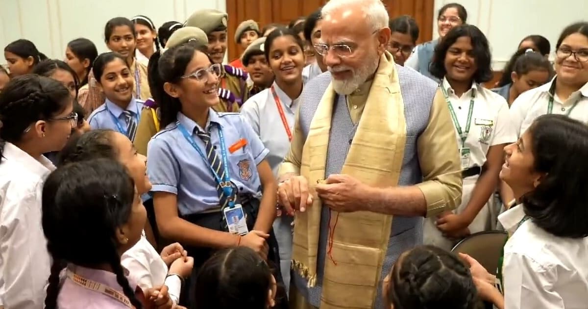 VIDEO: राखी बंधवाते समय PM मोदी ने छोटी बच्ची से कहा, मेरे लिए महाकाल का प्रसाद लाना