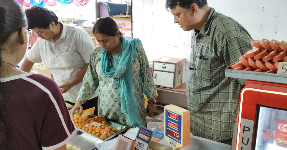 विदिशा: मिलावटखोरी के खिलाफ प्रशासन की सख्त कार्रवाई, रक्षाबंधन को लेकर मिठाई दुकानों से लिए गए नमूने