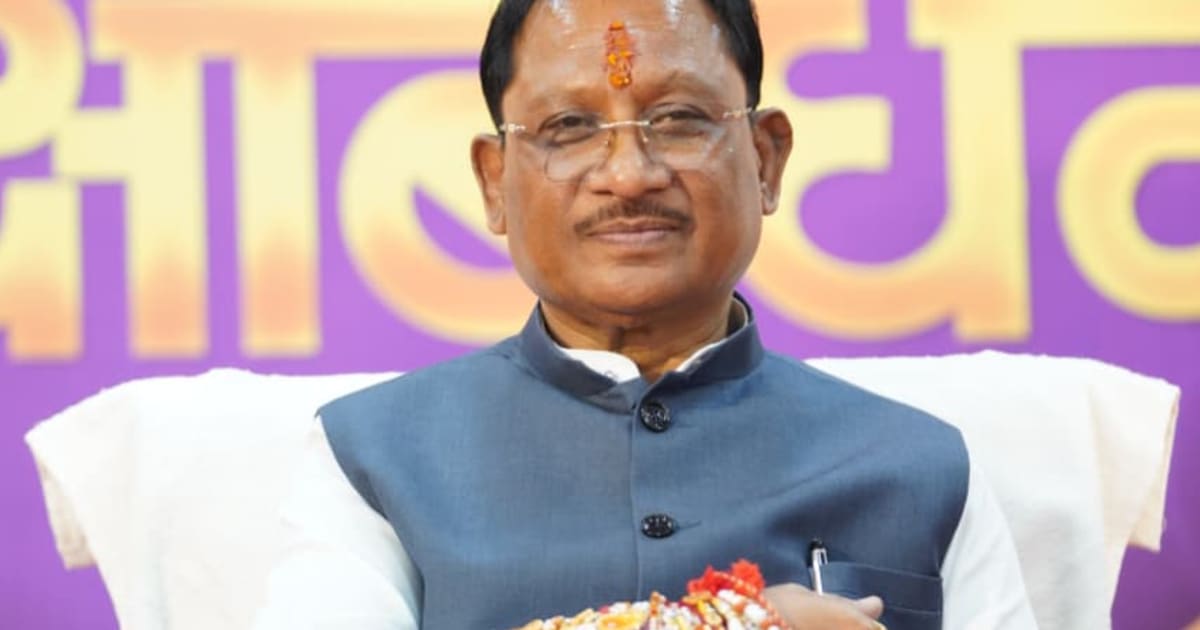 विभिन्न क्षेत्रों से पहुंचीं माताओं-बहनों ने मुख्यमंत्री को बांधी राखी