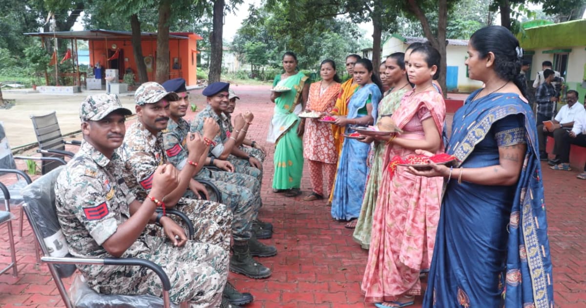 आत्मसमर्पित माओवादियों ने डी आर जी जवानों को बांधी राखी