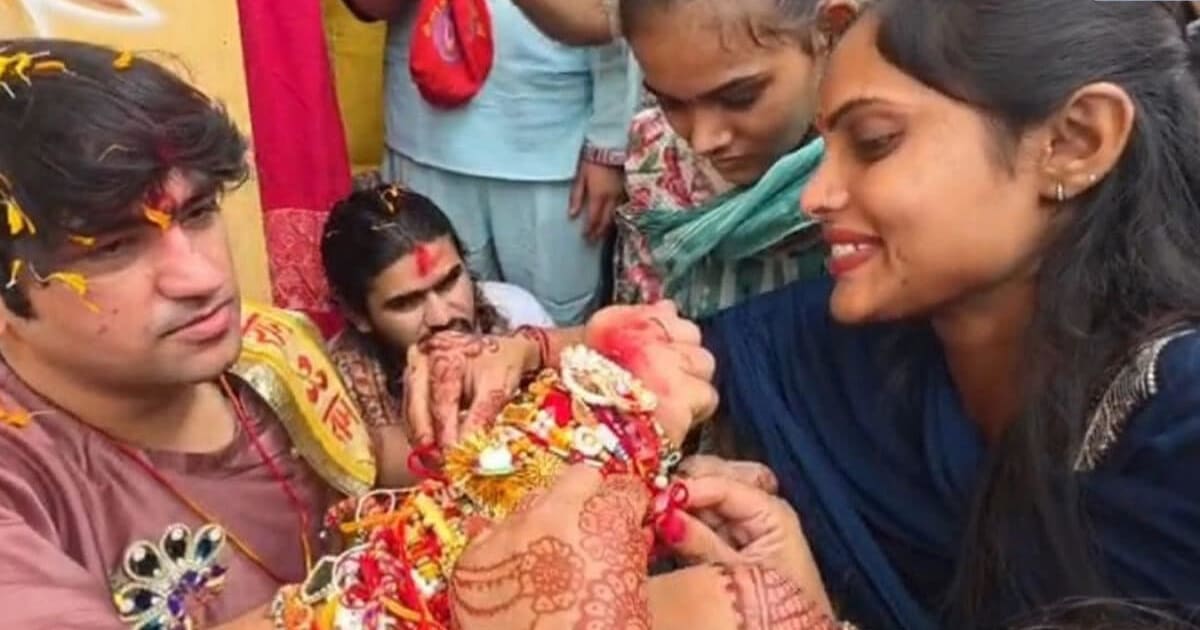 बागेश्वर धाम में रक्षाबंधन: चबूतरे पर बैठकर 'सरकार' ने बंधवाई राखी, देश-विदेश से आईं हजारों बहनें