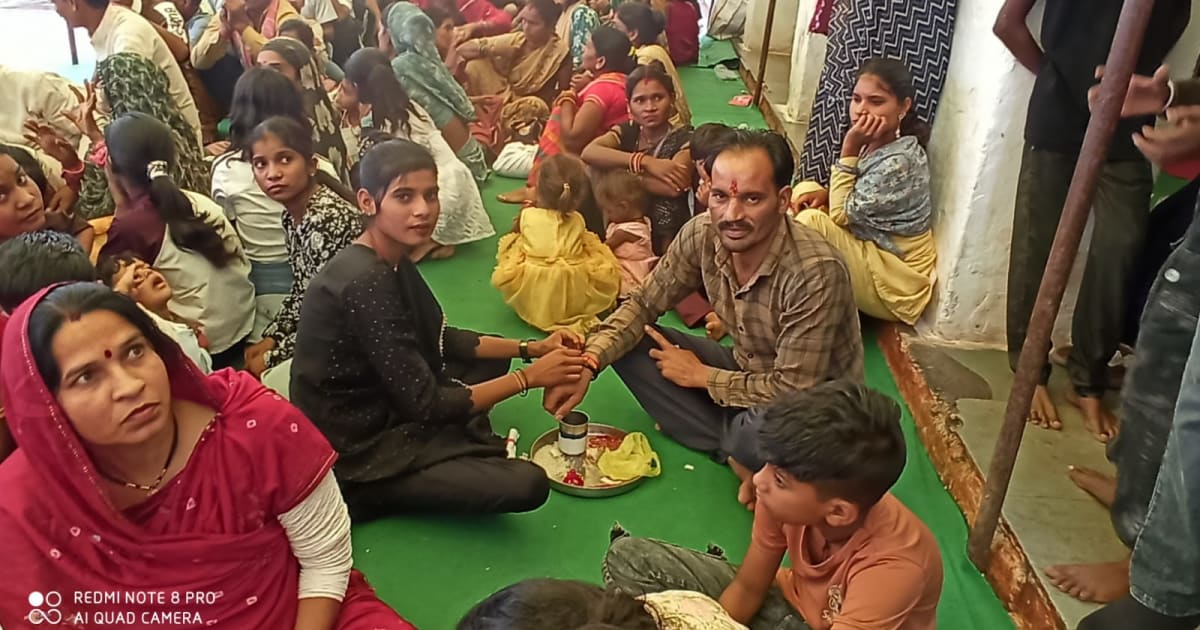 गुना - जिला जेल में नम आंखों के बीच बहनों ने बांधी भाईयों को राखी