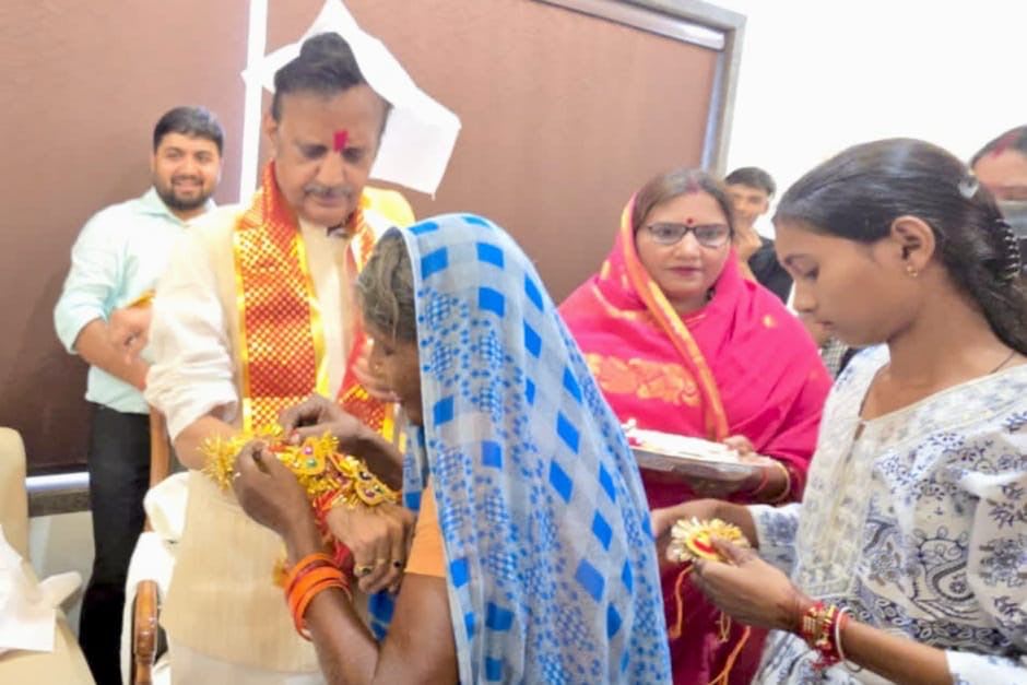 रक्षाबंधन पर बहनों के आशीर्वाद से अभिभूत हुए उप मुख्यमंत्री राजेंद्र शुक्ल, बोले—बहनों का स्नेह ही देश की असली शक्ति