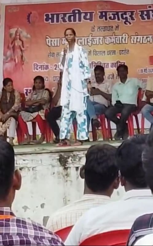 रक्षाबंधन पर भी जारी रही पेसा मोबिलाइजर कर्मचारियों की हड़ताल, अंबेडकर मैदान में धरने के बीच मना त्योहार