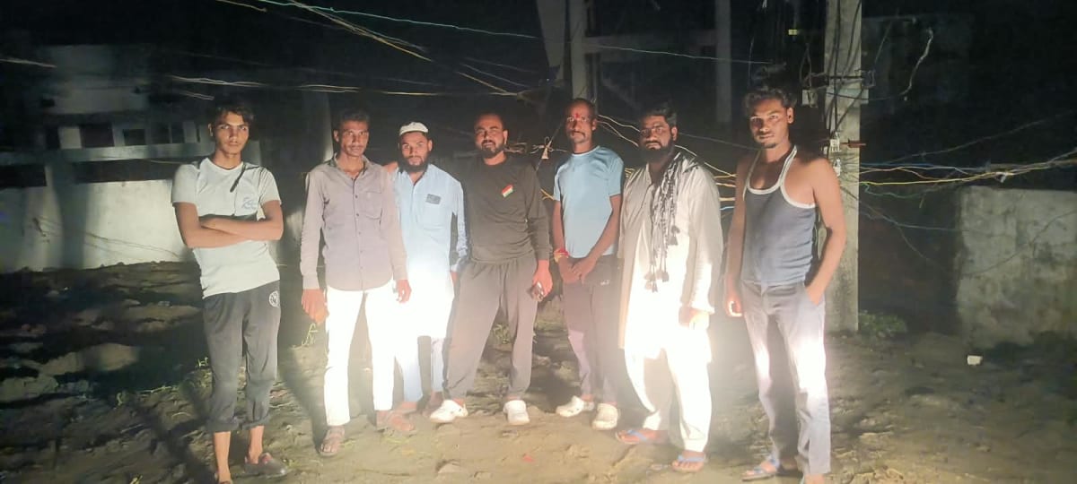 ताज़ीपुरा बस्ती एक साल से अंधेरे में, आखिर जिम्मेदार कौन?