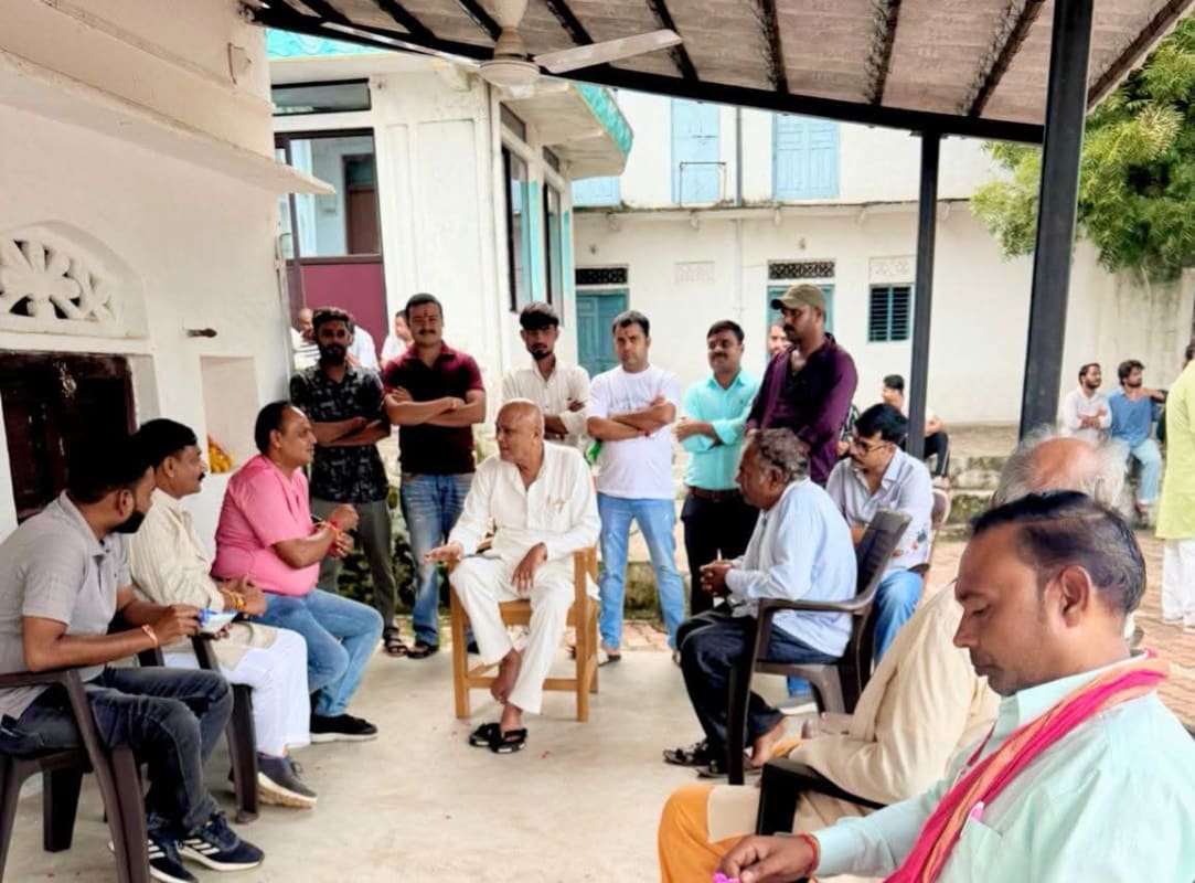 पिछोर में कक्काजू का जनता दरबार: निज निवास करारखेड़ा में सुनीं ग्रामीणों की समस्याएं, कई का मौके पर ही निराकरण