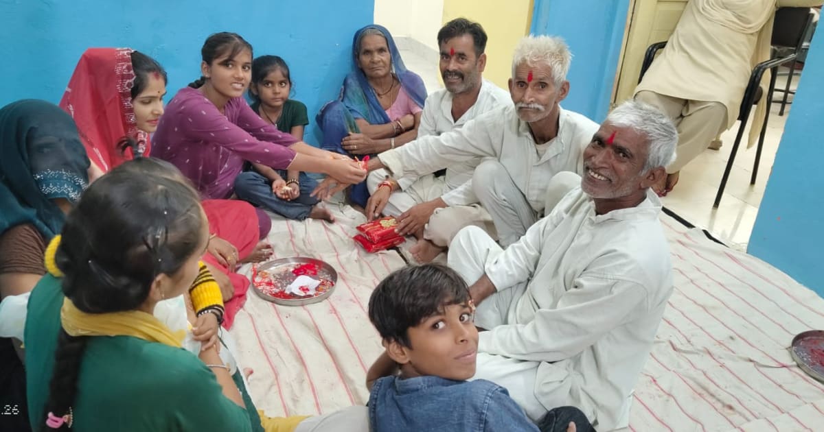 विदिशा जिला जेल में रक्षाबंधन पर खुली मुलाकात, 165 बंदियों से मिले 351 परिजन; बहनों ने बांधी राखी