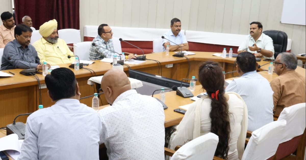 भोपाल- श्रमिकों का कल्याण समावेशी विकास की आधारशिला, संभाग आयुक्त कर्मवीर शर्मा ने अधिकारियों को दिए निर्देश